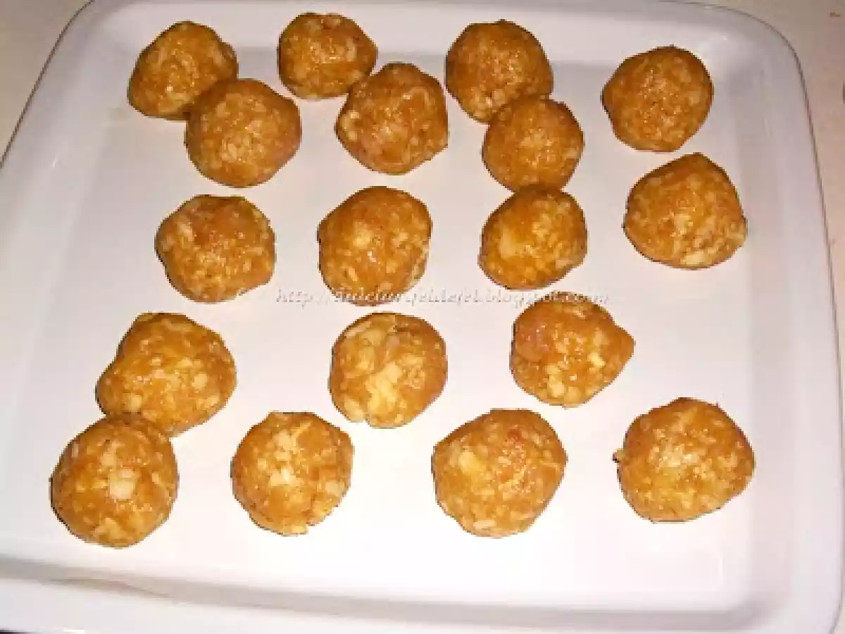 Chiftelute cu sos alb de cascaval - poza 3