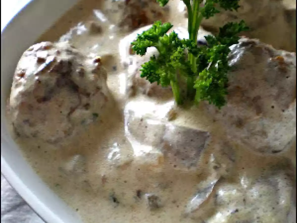 Chiftelute cu sos de smantana si ciuperci