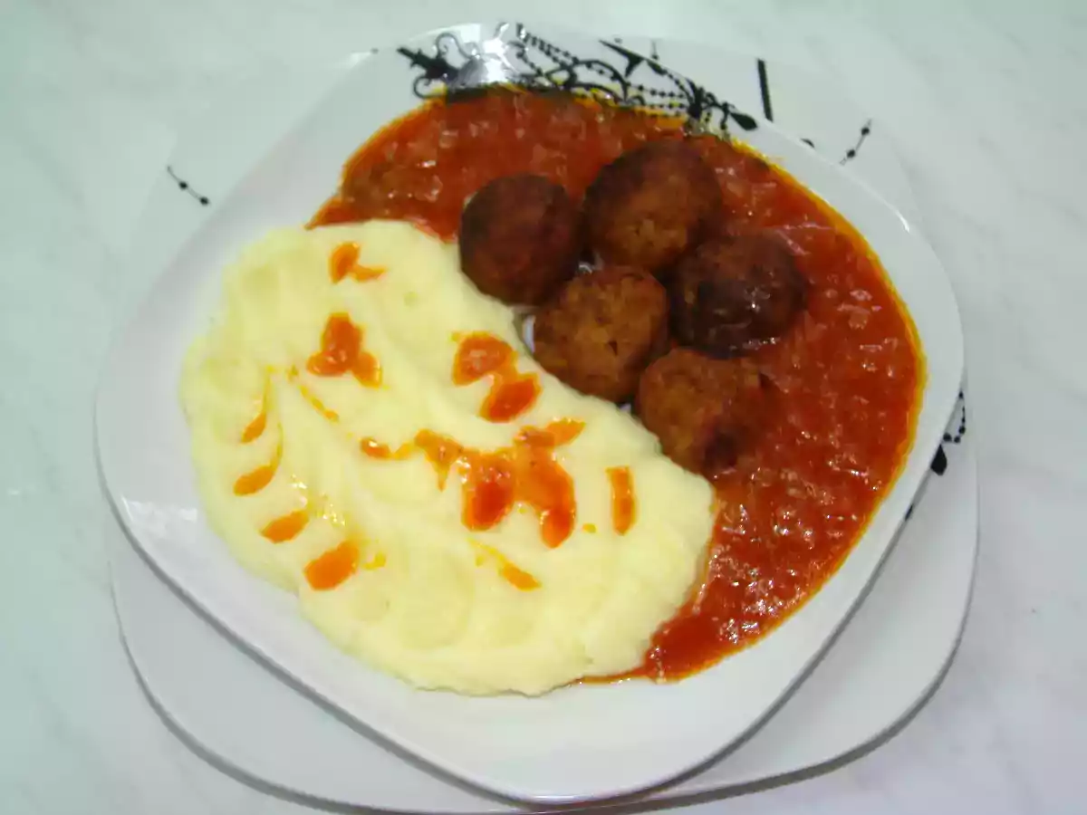 Chiftelute cu sos dulce-picant si piuree de cartofi - poza 3