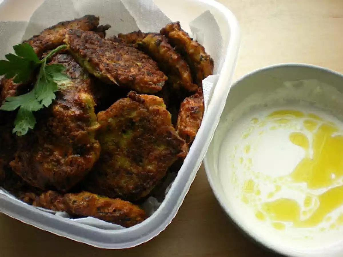 Chiftelute de dovlecel cu sos de usturoi