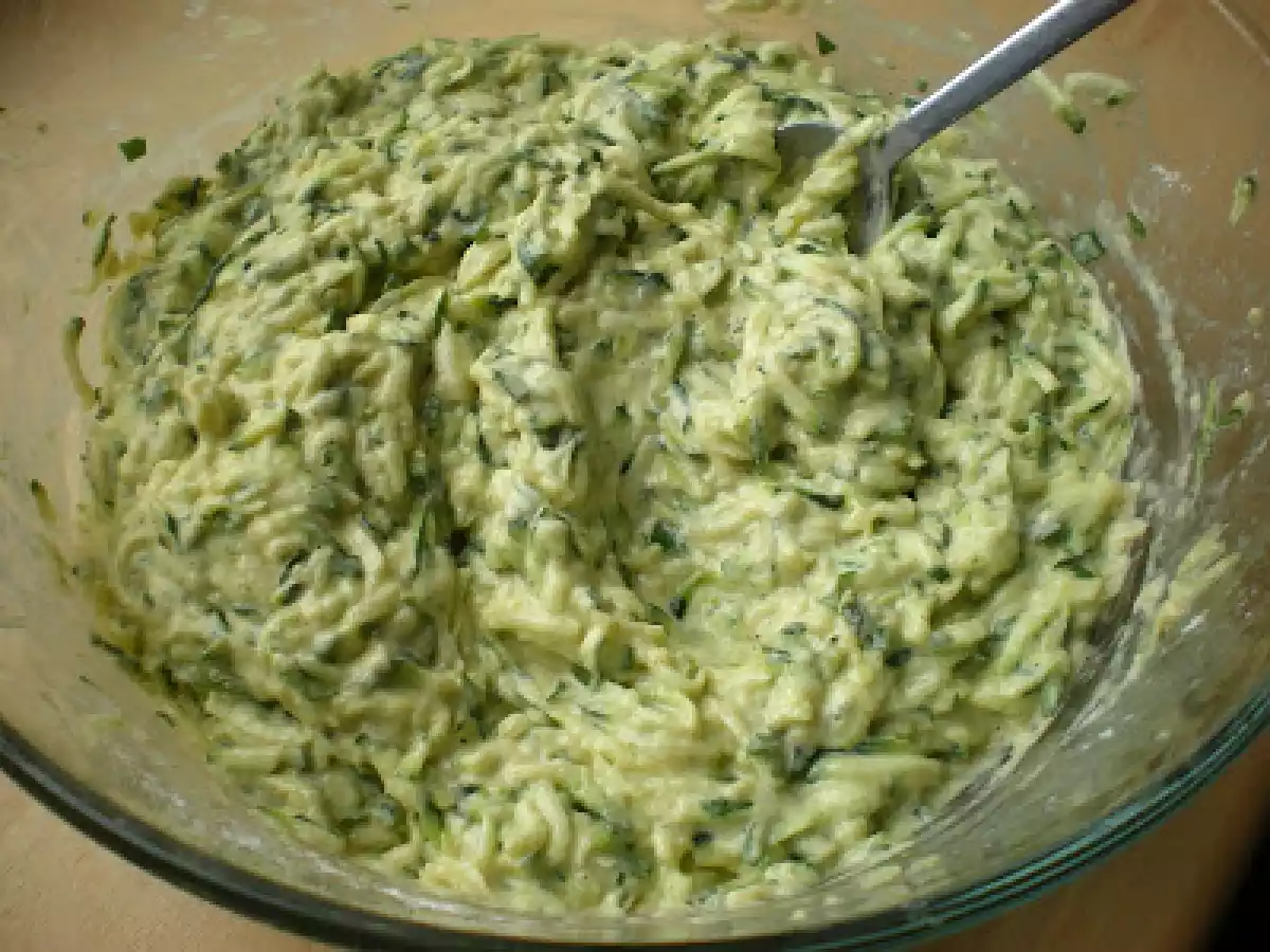 Chiftelute de dovlecel cu sos de usturoi - poza 2