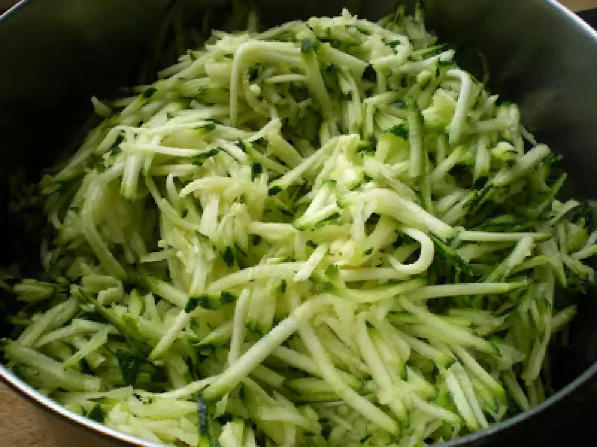 Chiftelute de dovlecel cu sos de usturoi - poza 3