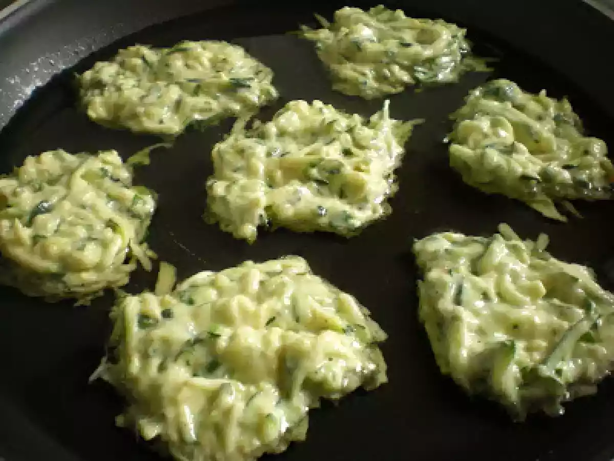 Chiftelute de dovlecel cu sos de usturoi - poza 4