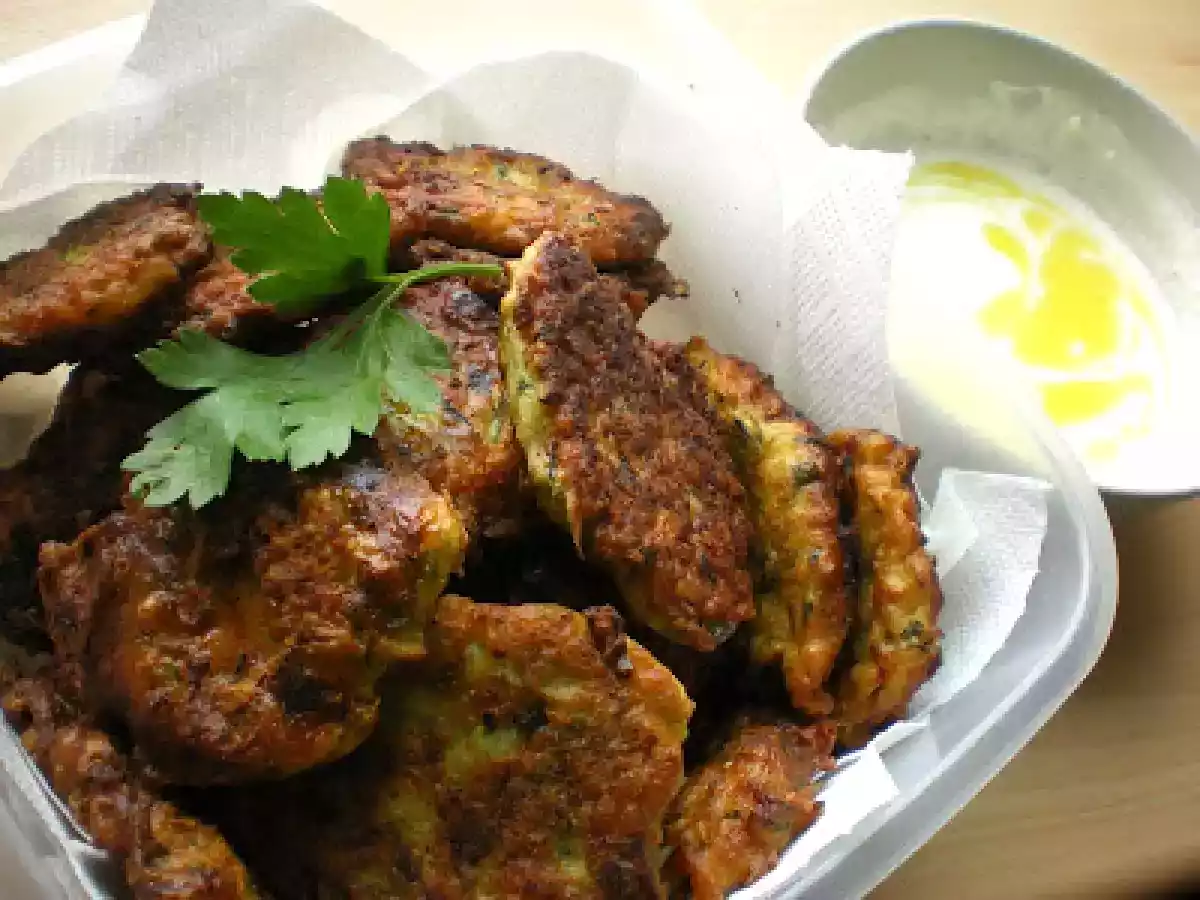 Chiftelute de dovlecel cu sos de usturoi - poza 8