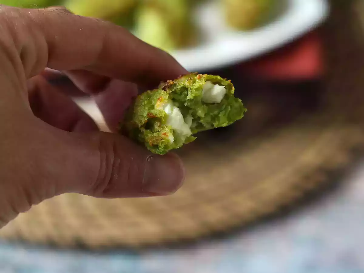 Chifteluțe de mazăre și feta în Air Fryer - poza 6