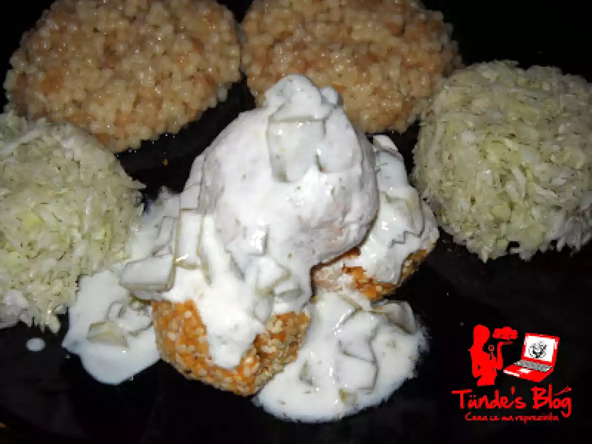 Chiftelute de naut cu cus cus, sos de iaurt cu castraveti murati si salata de varza