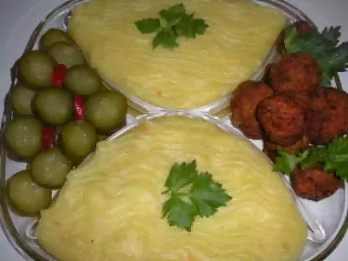 CHIFTELUTE DE PORC CU PIURE DE CARTOFI