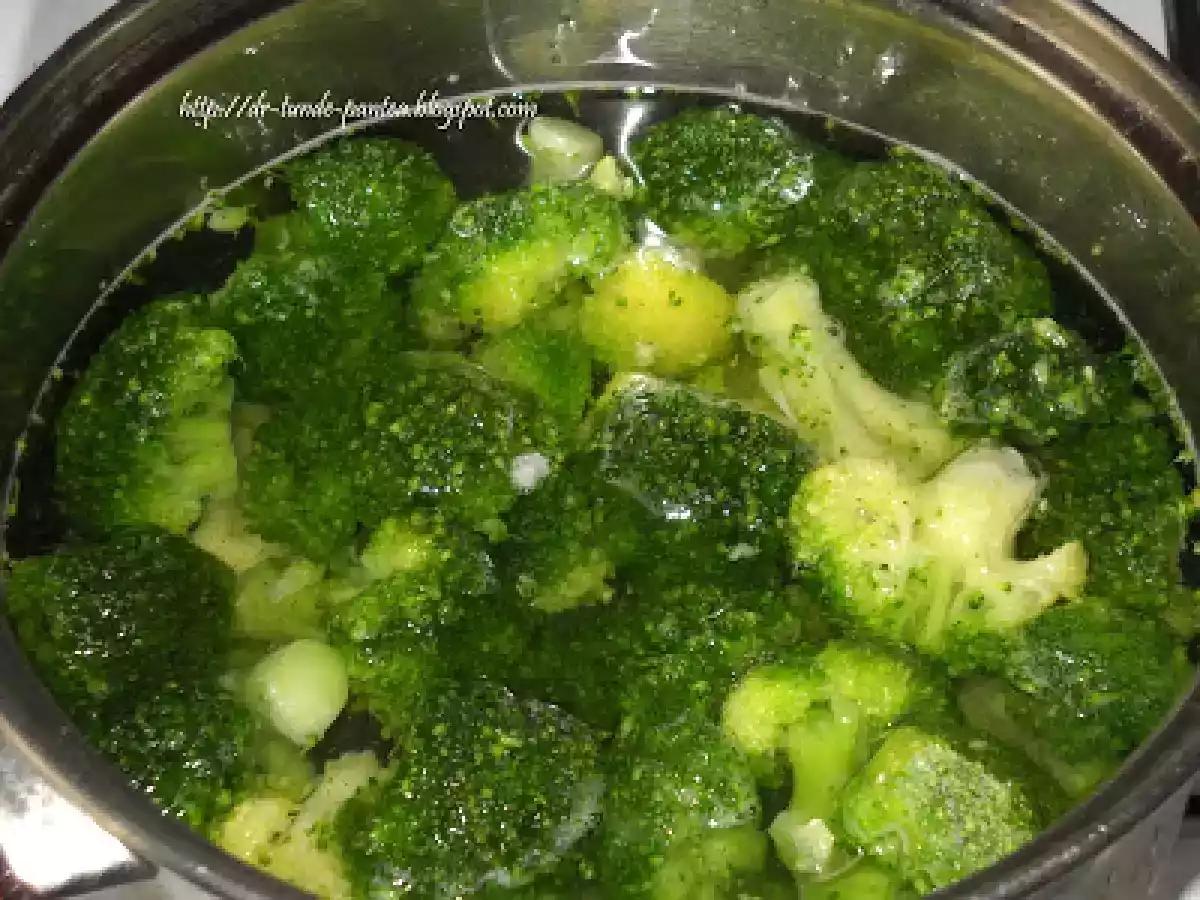 Chiftelute de soia cu garnitura de cartofi pire cu brocoli - poza 3