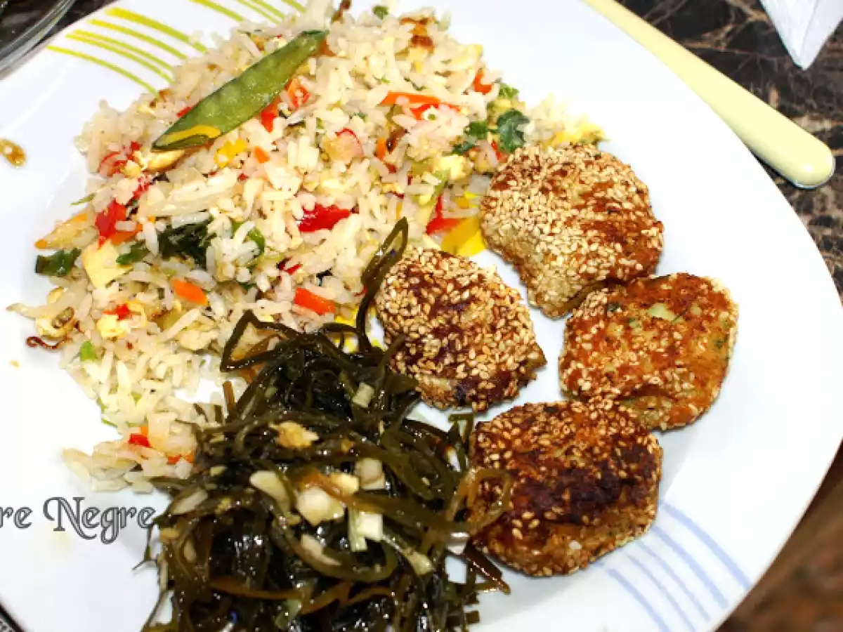 Chiftelute de stiuca cu susan, orez cu legume si alge marine