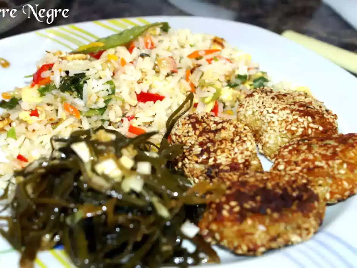 Chiftelute de stiuca cu susan, orez cu legume si alge marine - poza 2