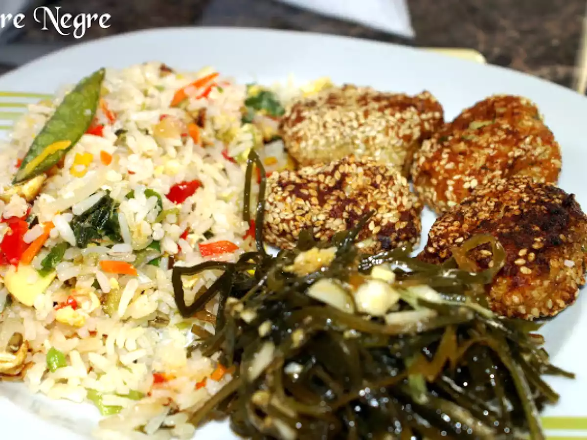 Chiftelute de stiuca cu susan, orez cu legume si alge marine - poza 3