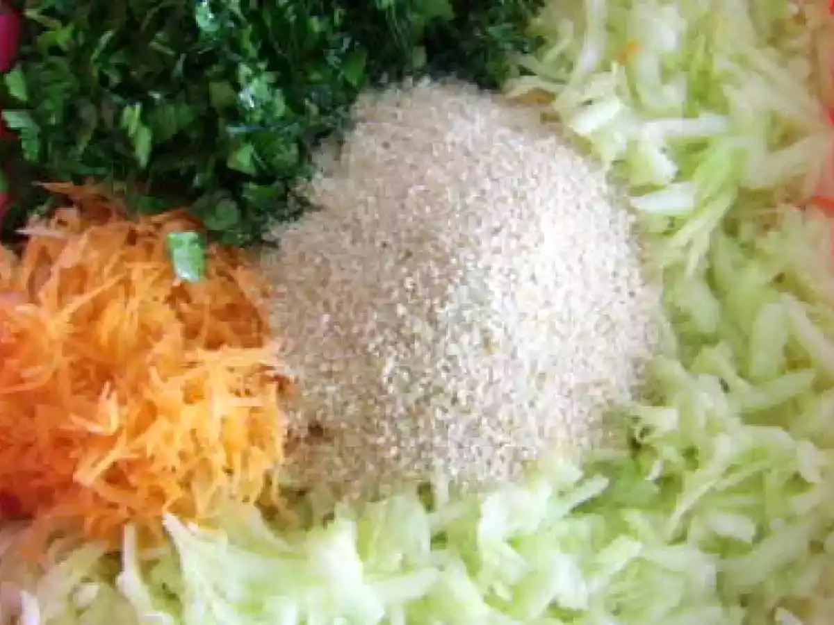 Chiftelute din dovlecel cu garnitura de legume - poza 3