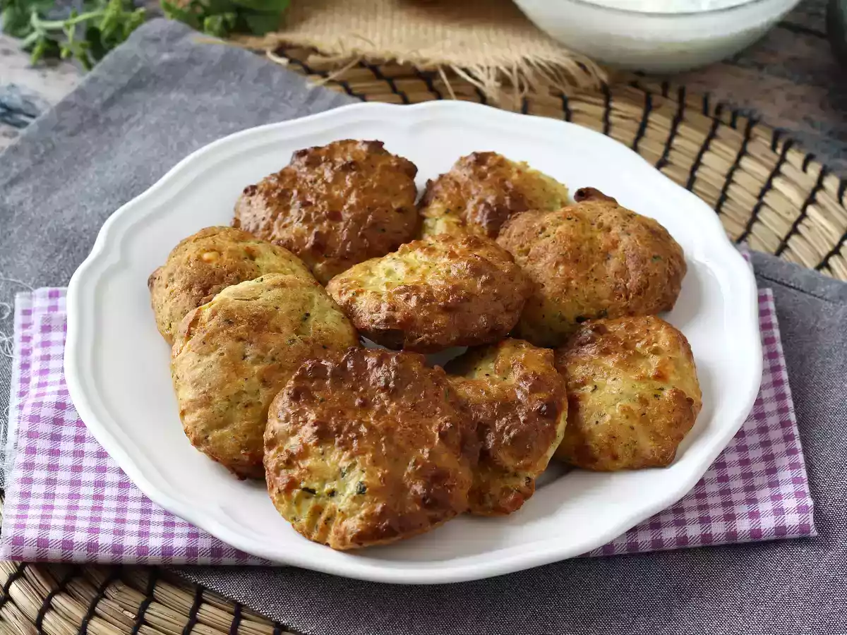 Chifteluțe din dovlecel cu sos de iaurt și feta la Air Fryer - poza 2