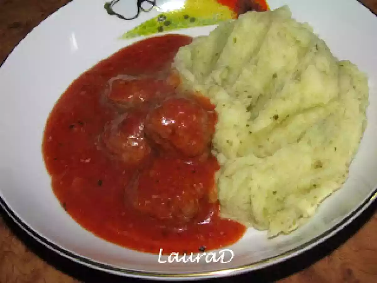 Chiftelute in sos cu piure de cartofi si pesto