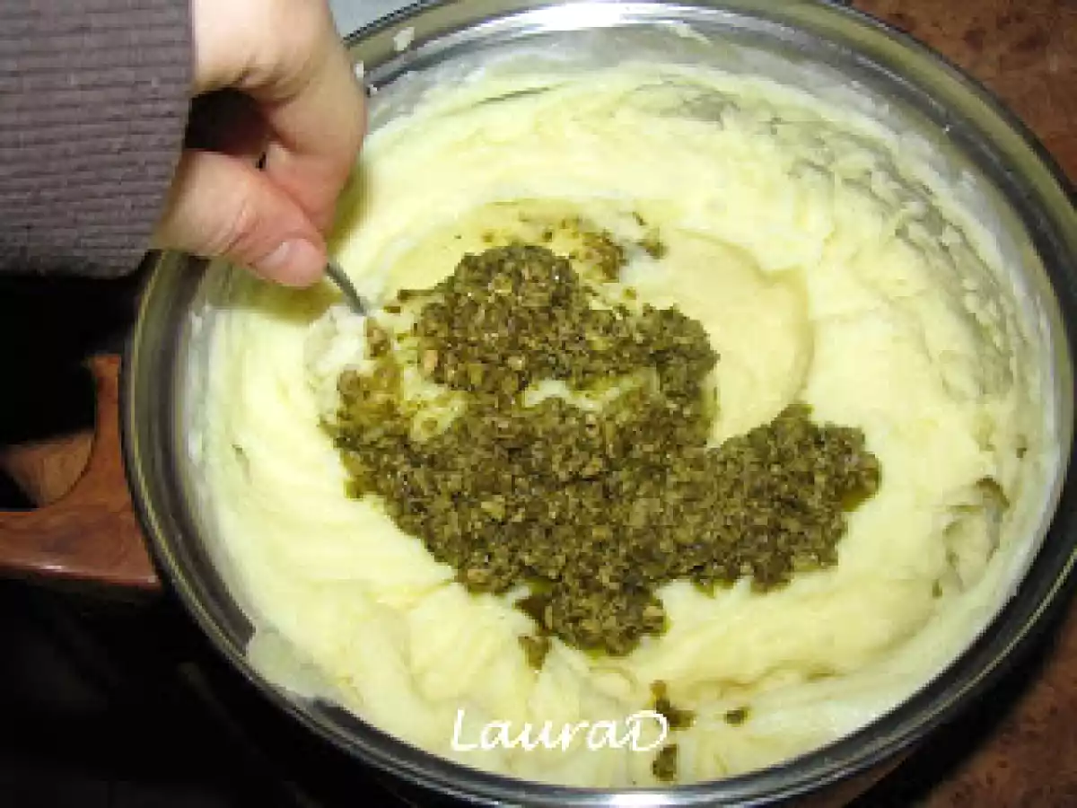 Chiftelute in sos cu piure de cartofi si pesto - poza 2