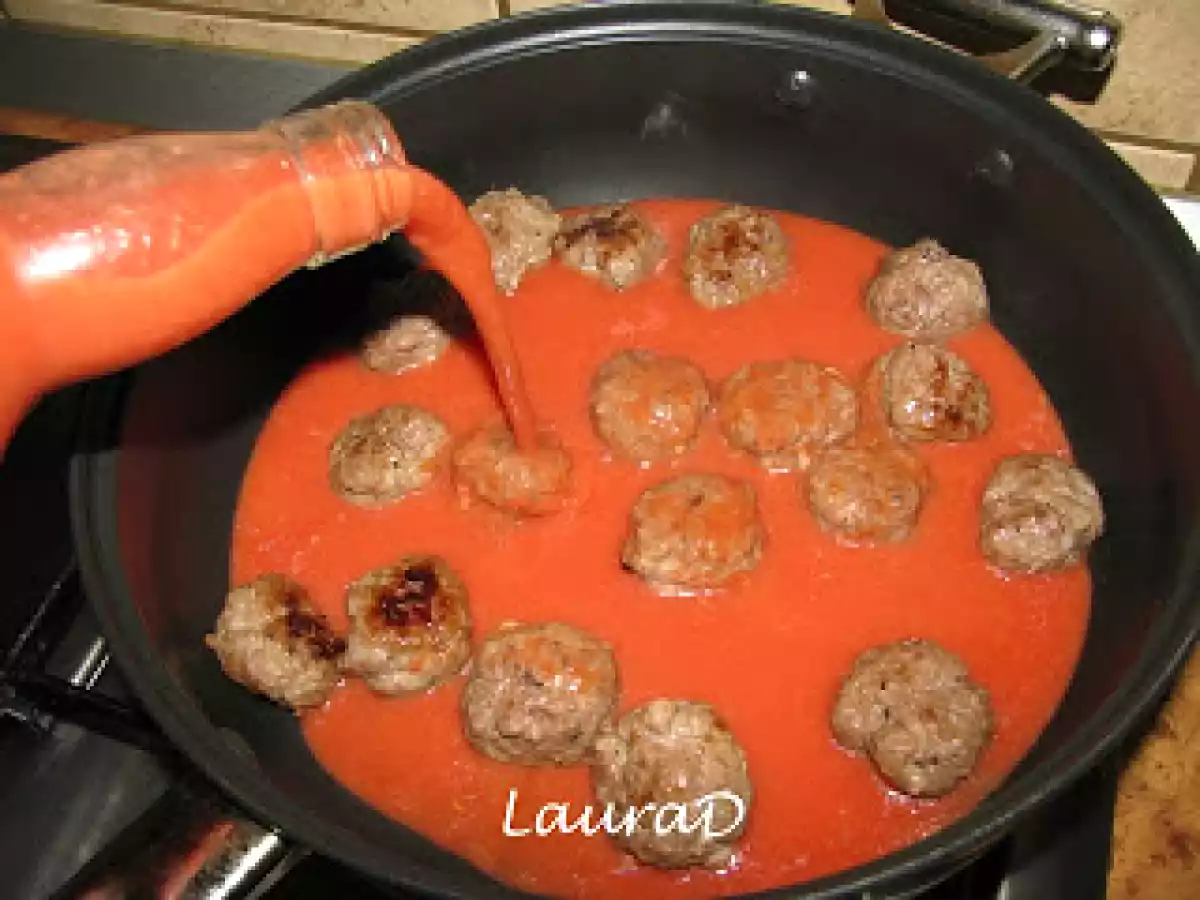 Chiftelute in sos cu piure de cartofi si pesto - poza 3