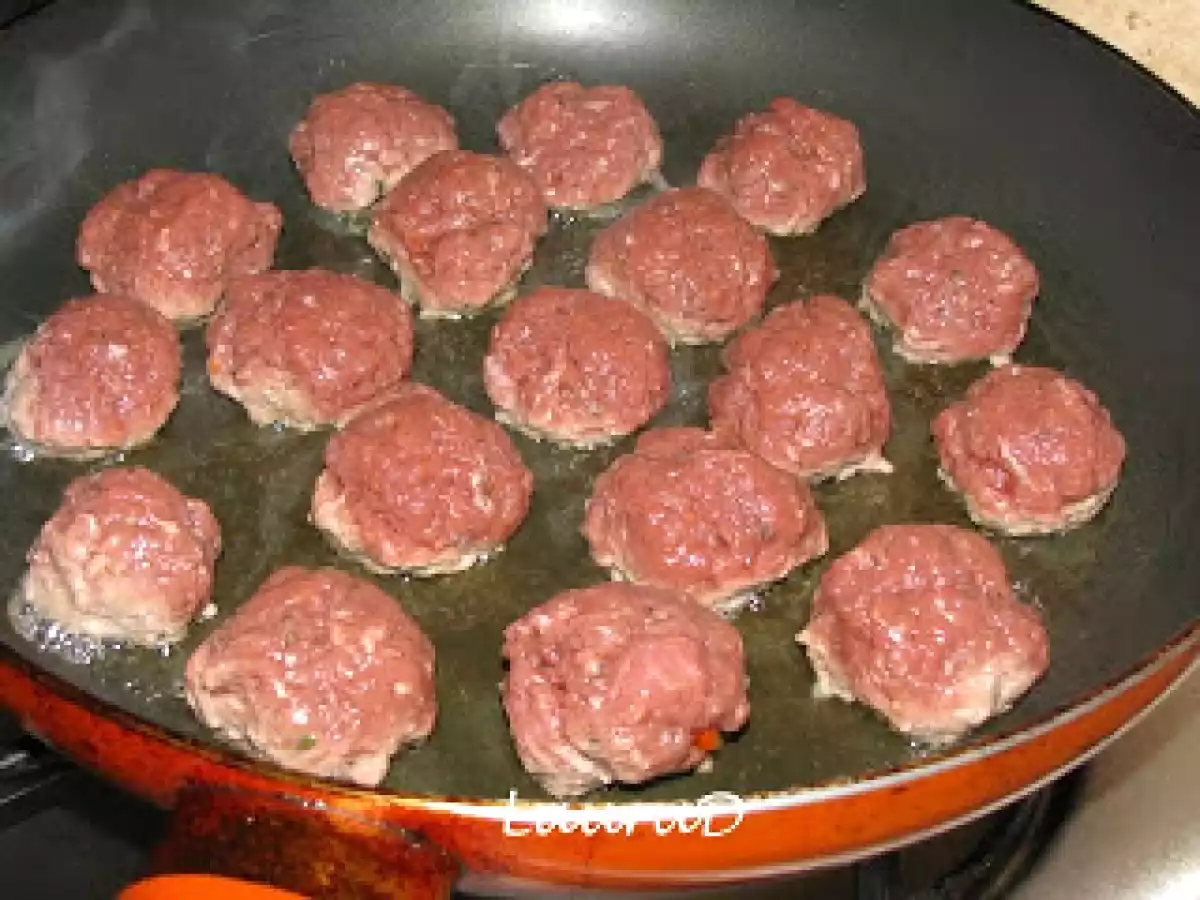 Chiftelute in sos cu piure de cartofi si pesto - poza 4