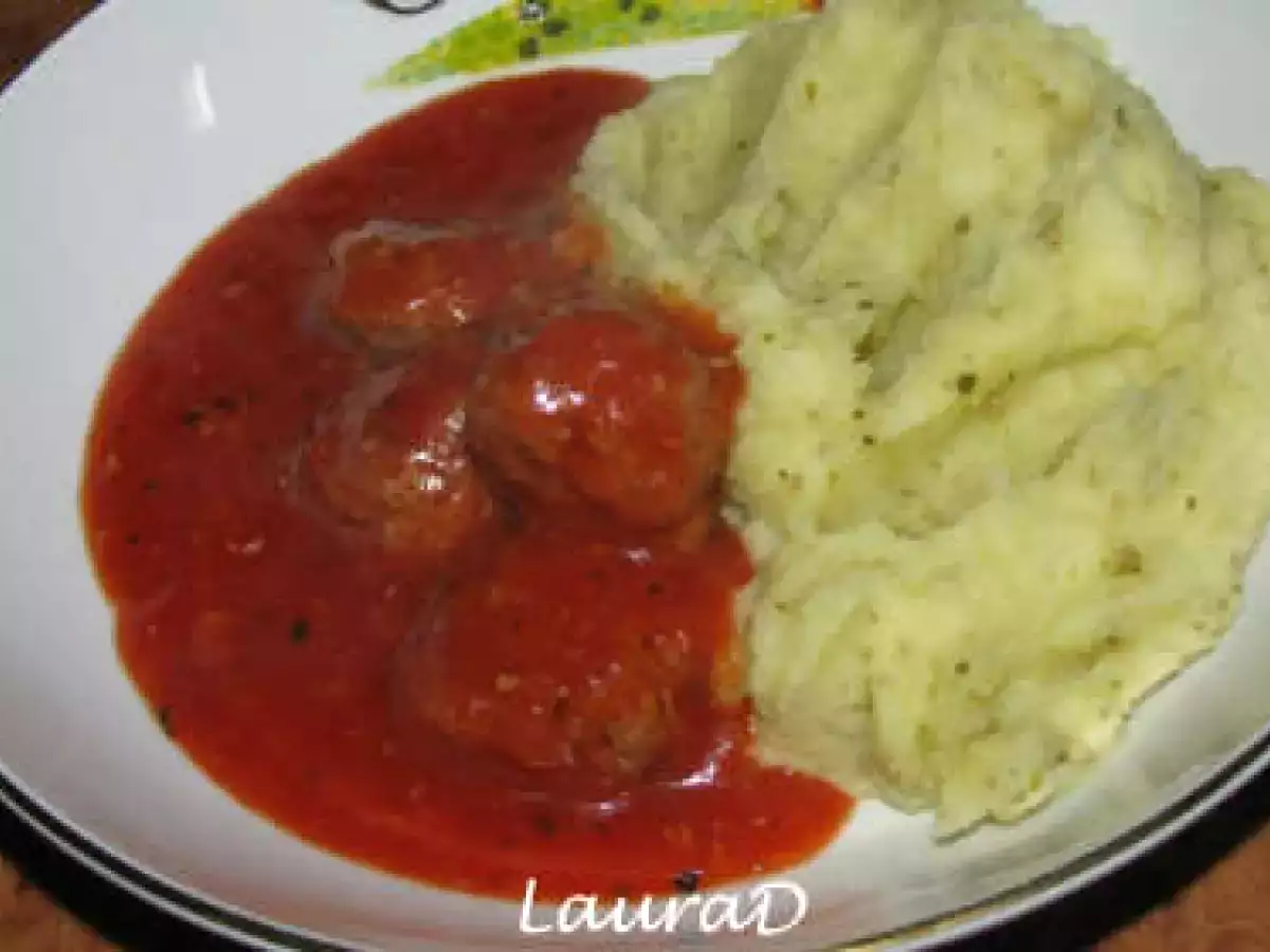 Chiftelute in sos cu piure de cartofi si pesto