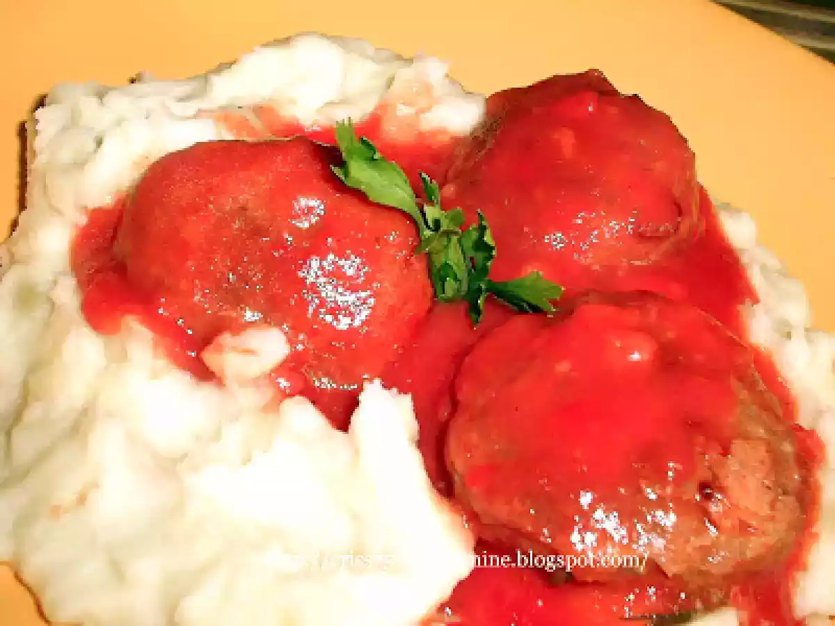 Chiftelute la cuptor, cu sos de rosii