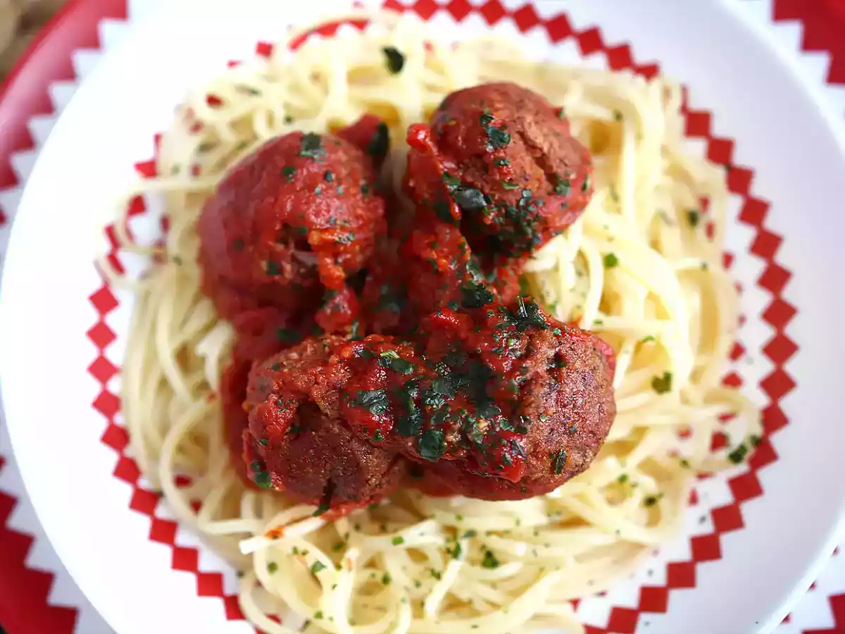 Chiftelute vegetariene de seitan in sos de rosii - poza 4