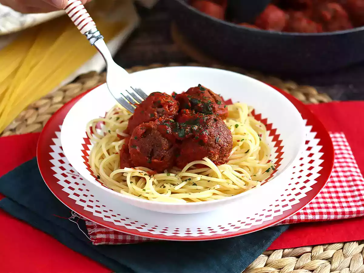 Chiftelute vegetariene de seitan in sos de rosii - poza 5