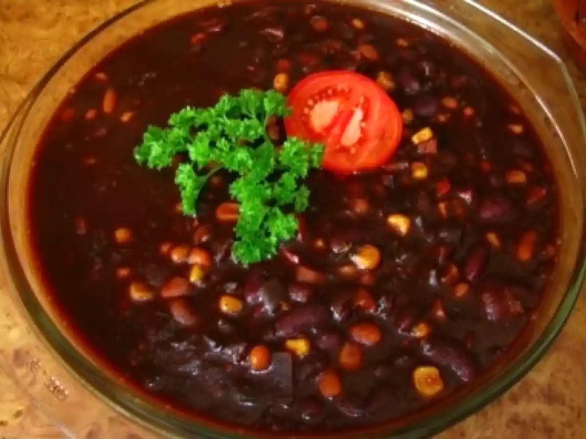 Chili cu fasole colorata, rosii si porumb