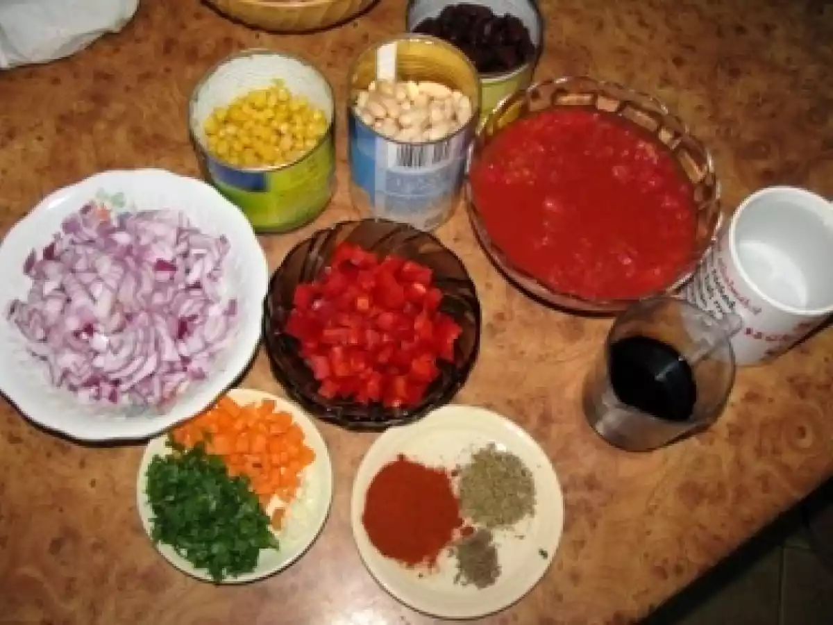 Chili cu fasole colorata, rosii si porumb - poza 2