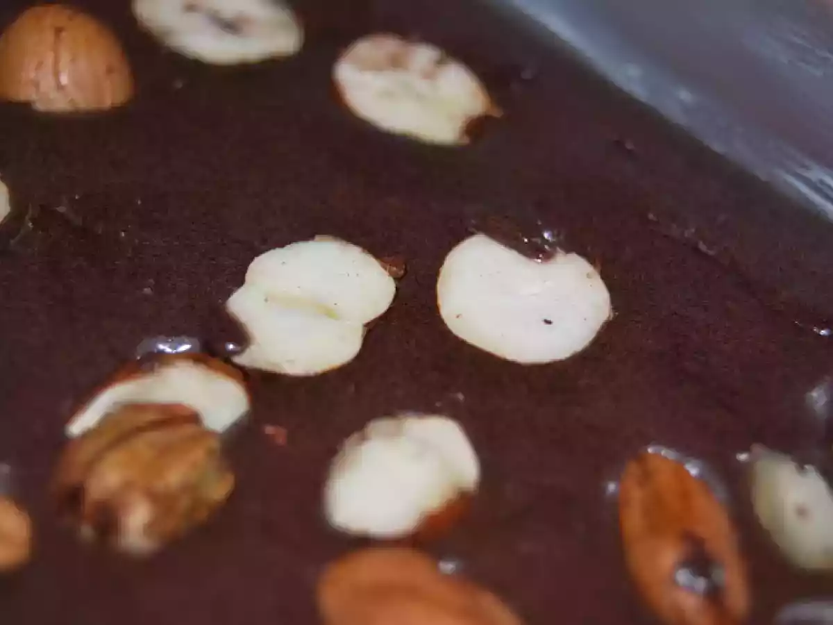 Ciocolata de casa cu alune de padure - poza 2