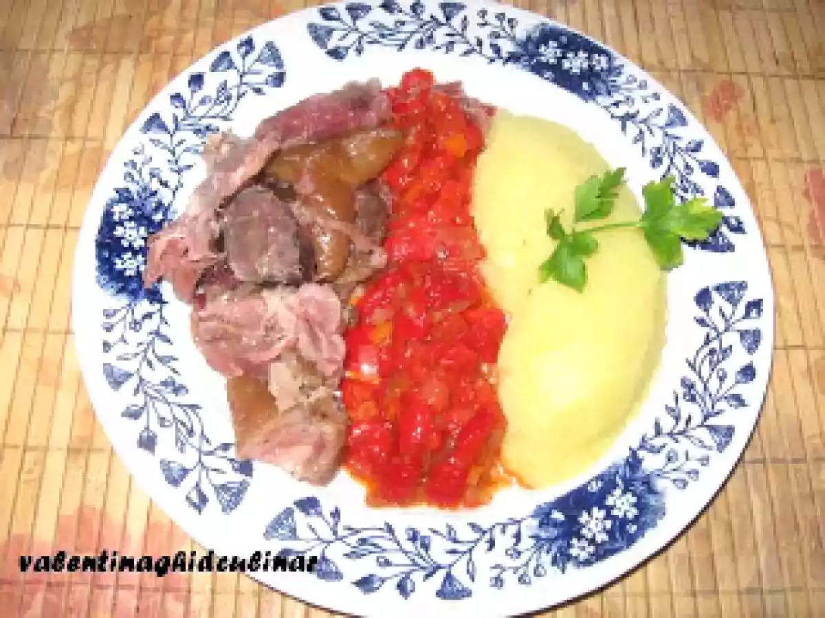 Ciolan afumat fiert in vin servit cu piure de cartofi cu nucsoara - poza 2