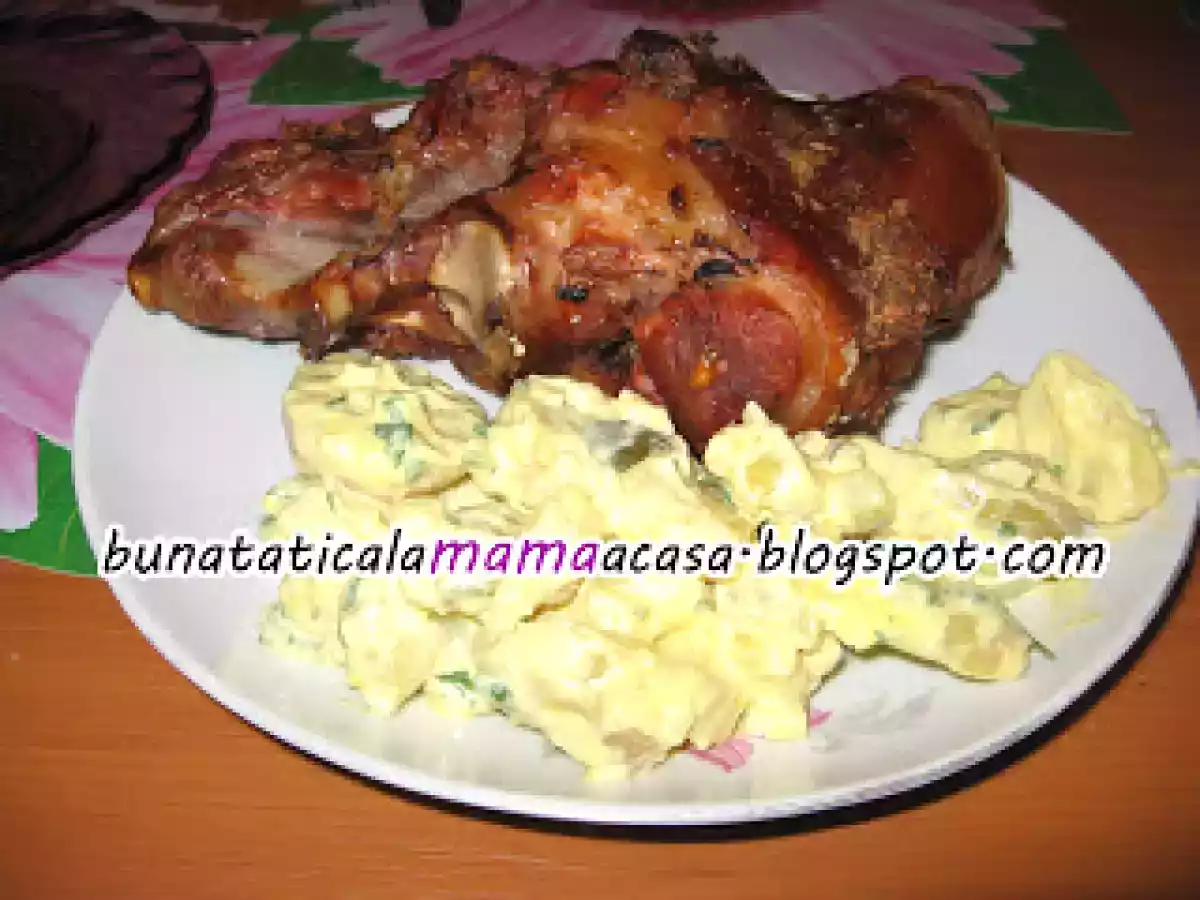 Ciolan de porc la cuptor cu salata de cartofi