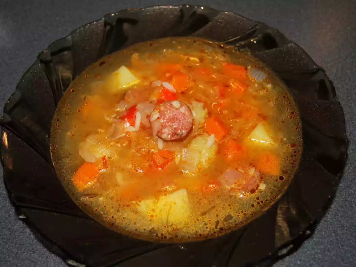 Ciorba cu varza acra si carnat afumat