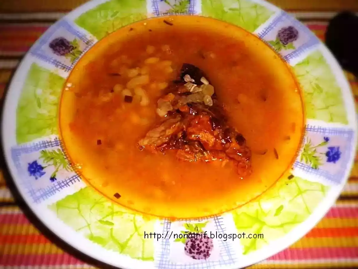 Ciorba de fasole cu salata de ceapa rosie