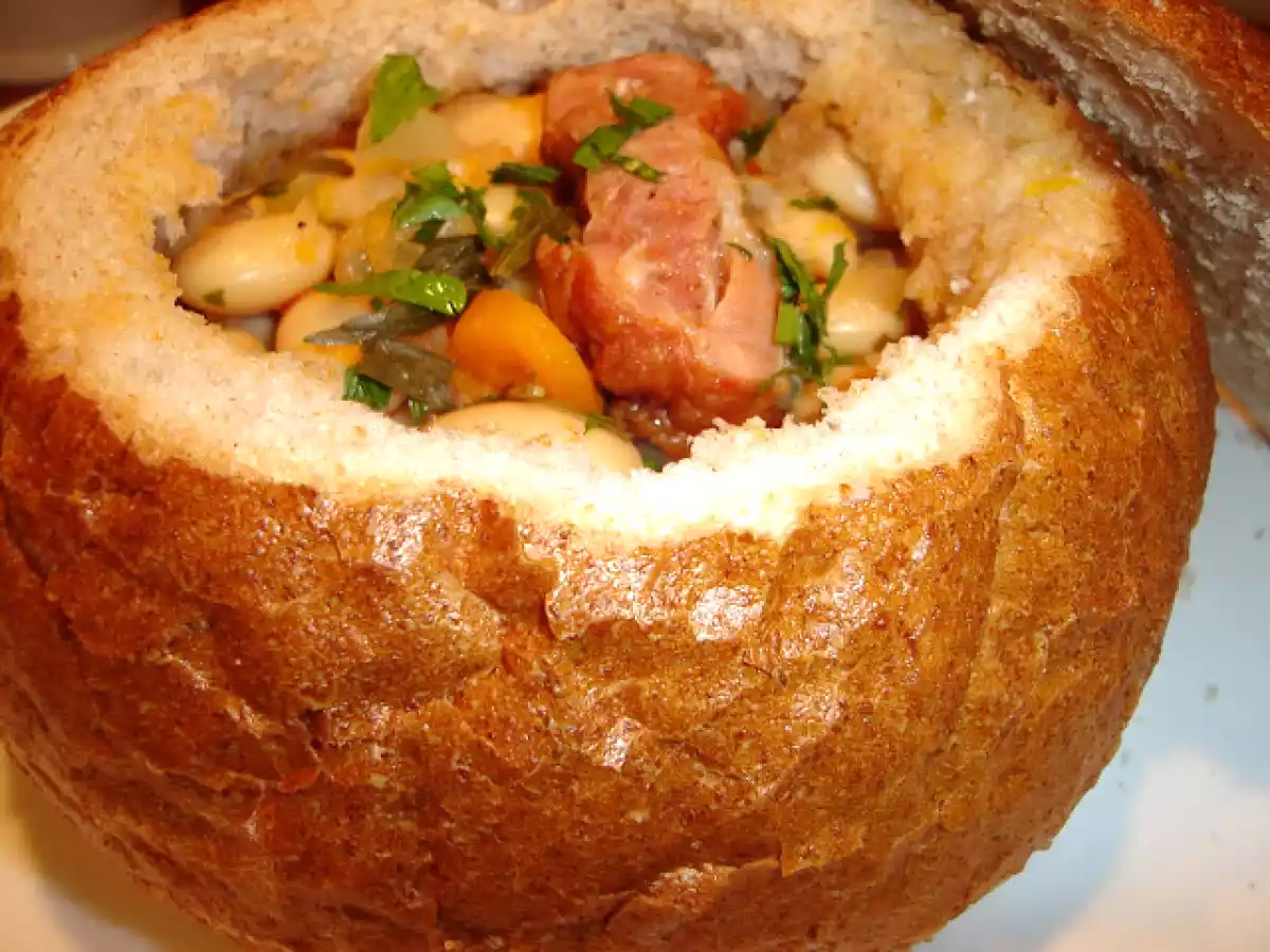 Ciorba de fasole in paine