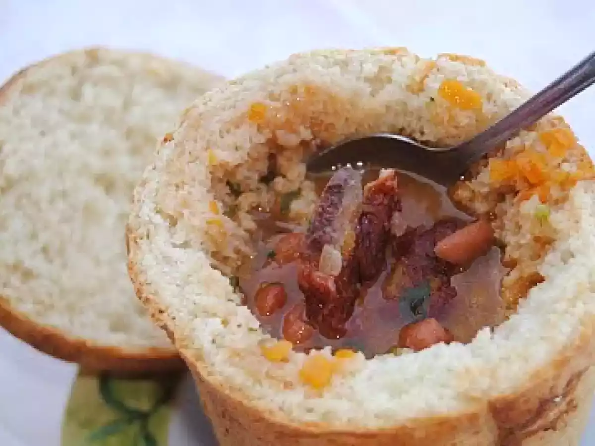 Ciorba de fasole in paine