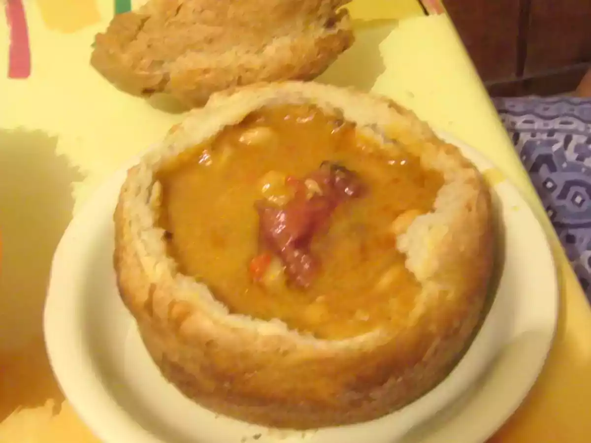 ciorba de fasole in paine de casa