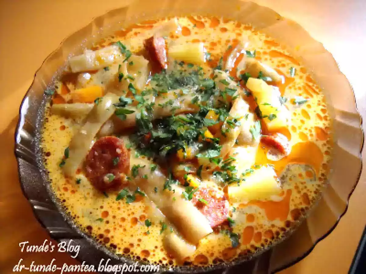 Ciorba de legume cu fasole verde si carnati afumati