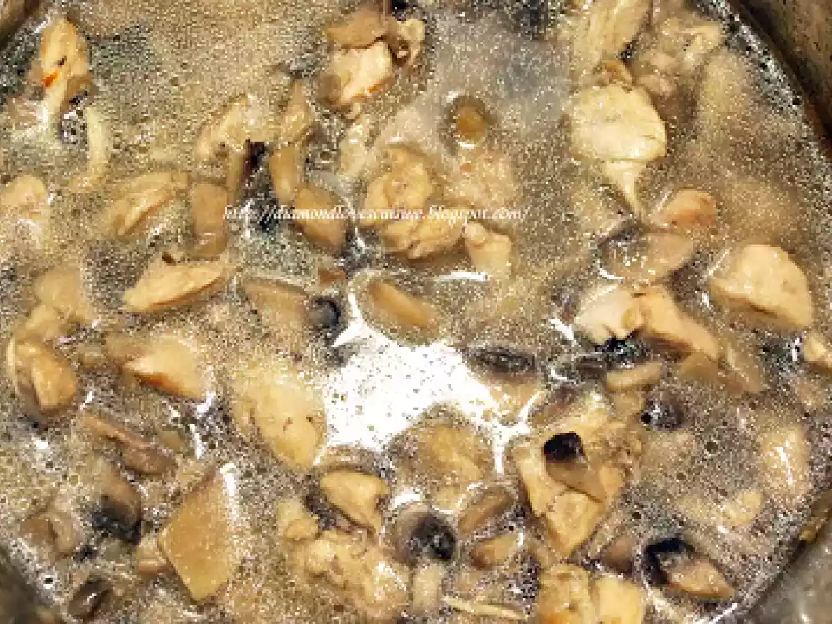 Ciulama de ciuperci cu mamaliguta - poza 9