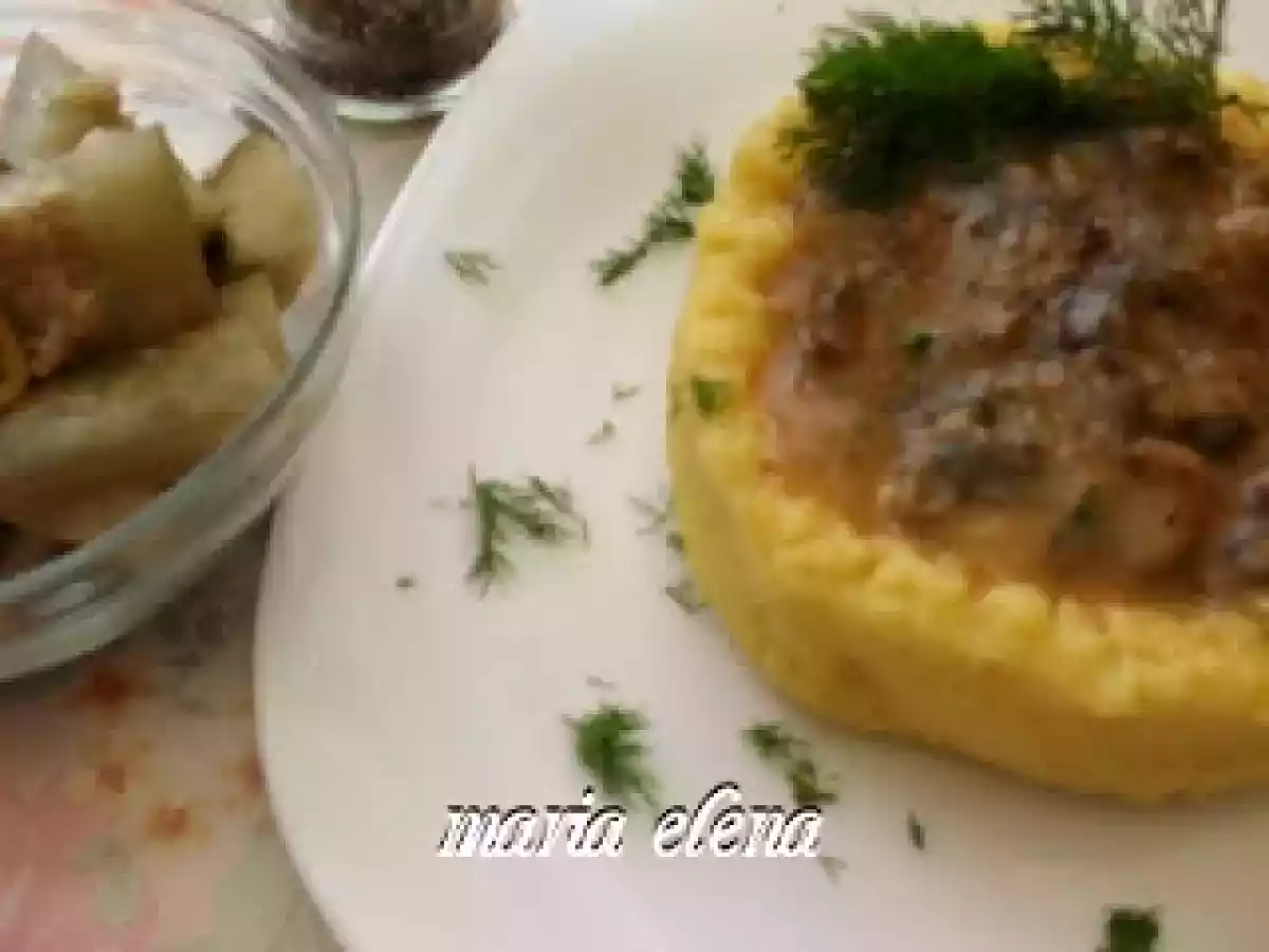 Ciupeci Pleurotus in blid de mamaliga