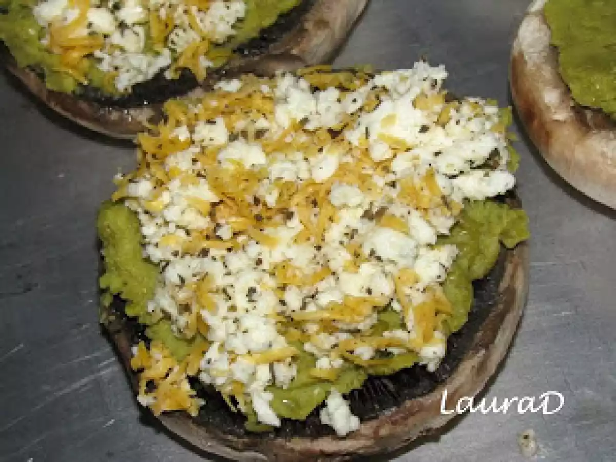 Ciuperci cu mozzarella, branza cheddar, mazare si rosii cherry - poza 3