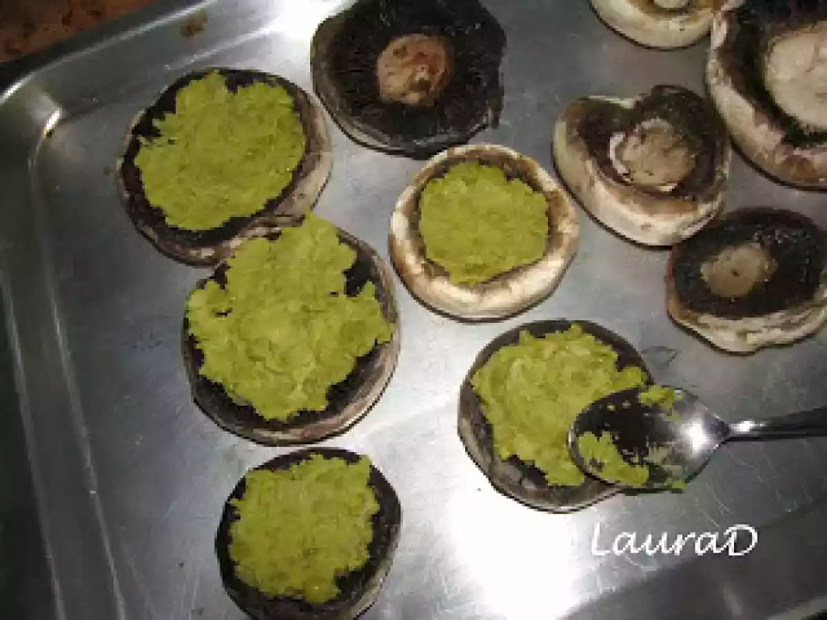 Ciuperci cu mozzarella, branza cheddar, mazare si rosii cherry - poza 4