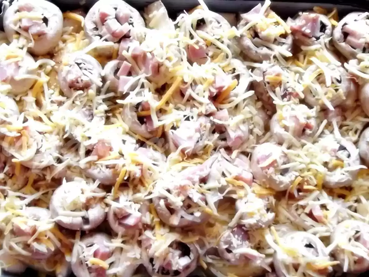 Ciuperci la cuptor umplute pe pat de cartofi