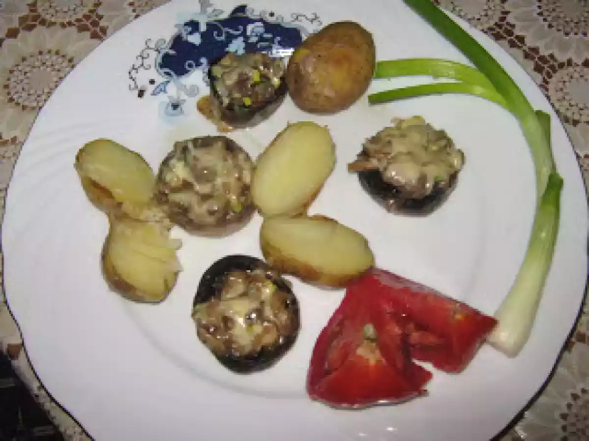 Ciuperci umplute cu garnitura de cartofi copti