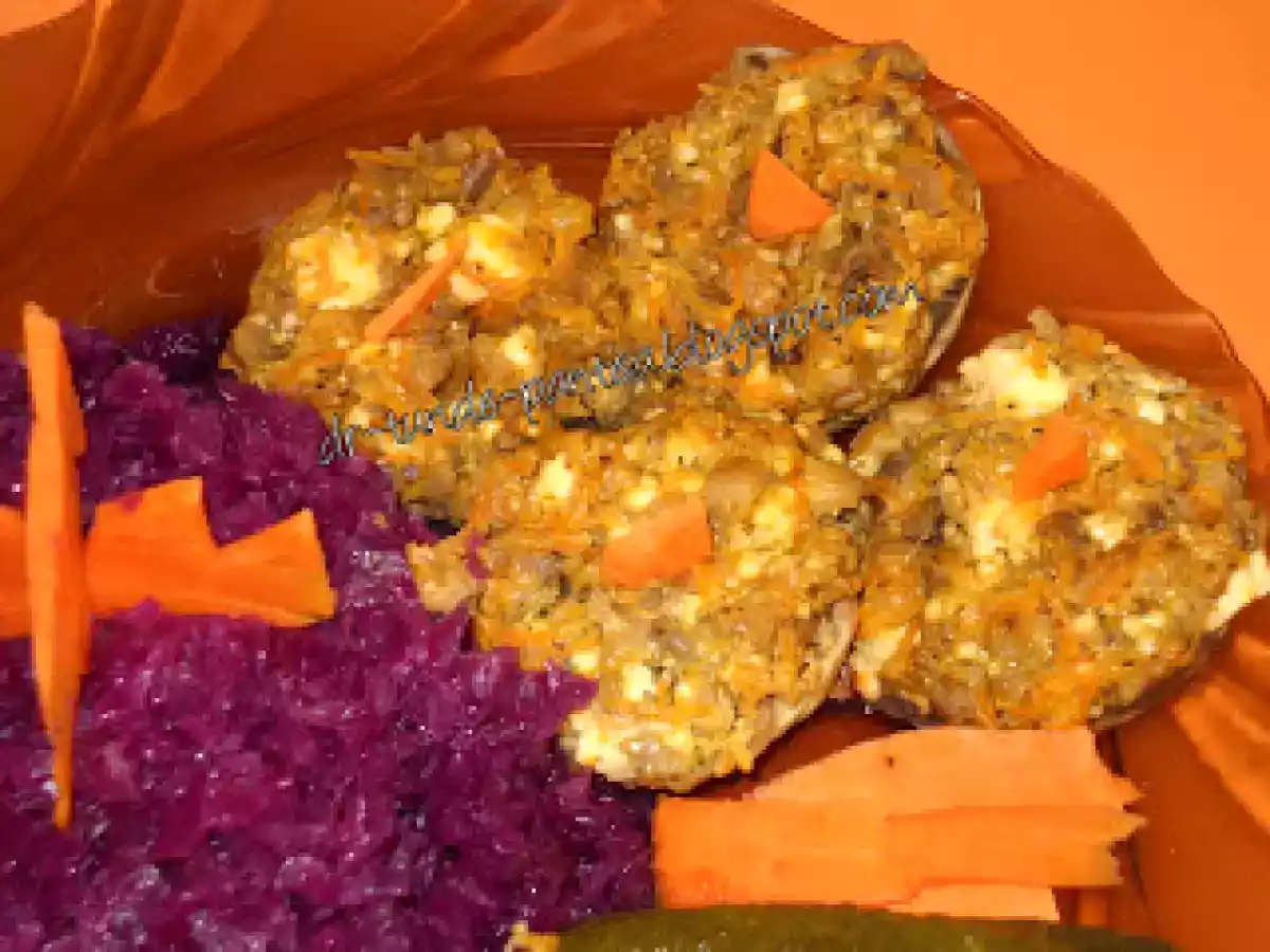 Ciuperci umplute cu morcovi si telemea gatit la steamer cu garnitura de varza rosie calita