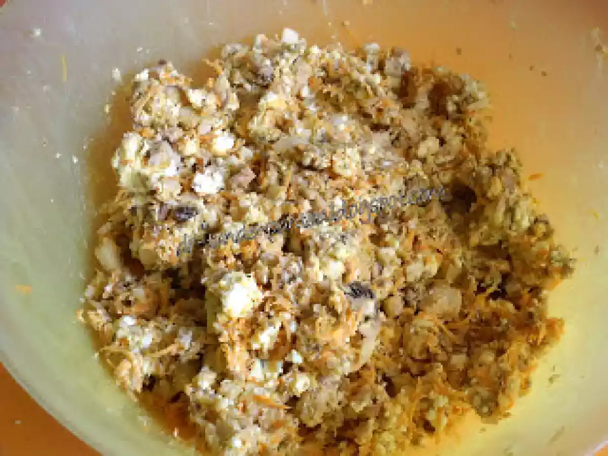 Ciuperci umplute cu morcovi si telemea gatit la steamer cu garnitura de varza rosie calita - poza 5