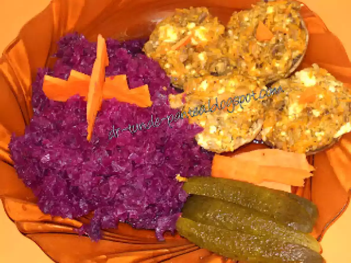 Ciuperci umplute cu morcovi si telemea gatit la steamer cu garnitura de varza rosie calita - poza 9