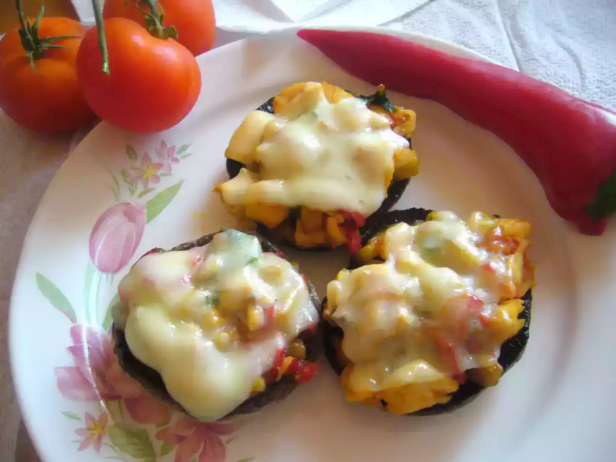 Ciuperci umplute cu piept de pui