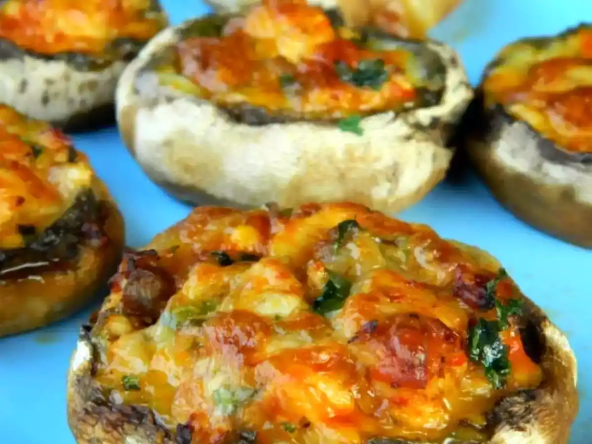 Ciuperci umplute cu pui, ardei si branza Cedar