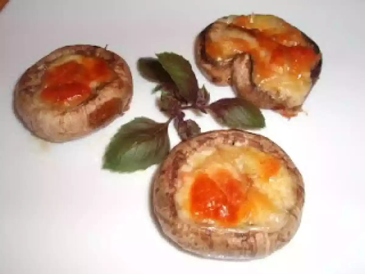 Ciuperci umplute cu somon si cascaval