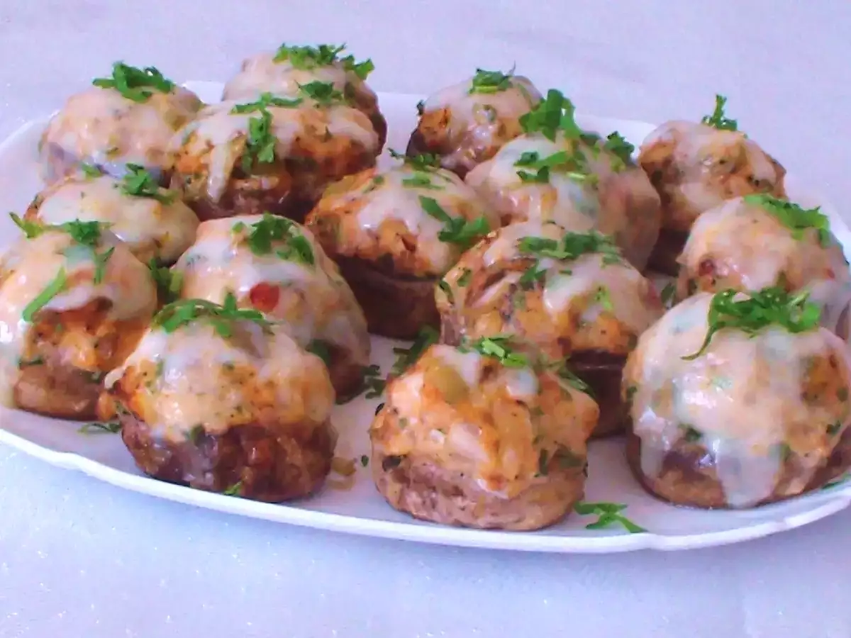 Ciuperci umplute (reteta video)