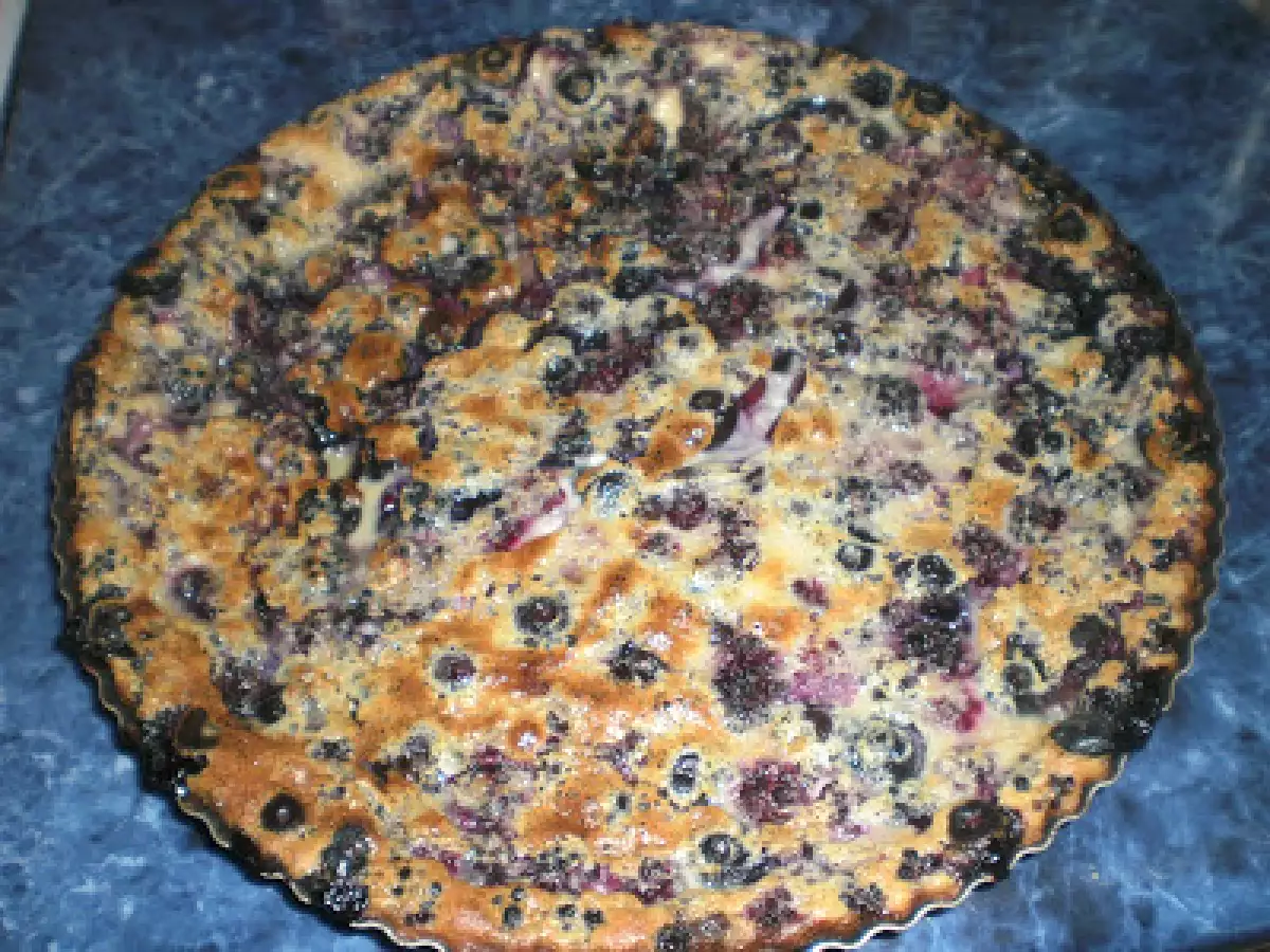 Clafoutis cu mure si afine